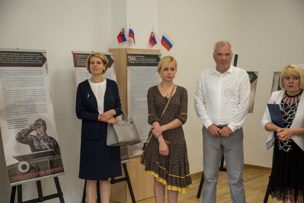 Vernis&aacute;ž v&yacute;stavy Tankov&aacute; kol&oacute;na