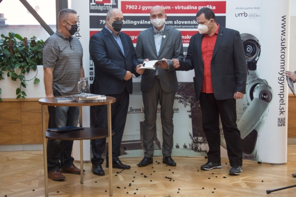 Riaditeľ N&aacute;rodn&eacute;ho centra kybernetickej bezpečnosti SK-CERT pokrstil učebnicu Informačnej bezpečnosti